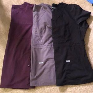 🎄🎄Large Grey’s Anatomy Scrub Tops🎄🎄